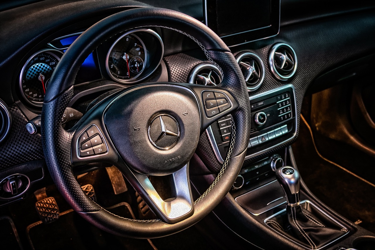 Pod Żarami cięli kradzione mercedesy na części