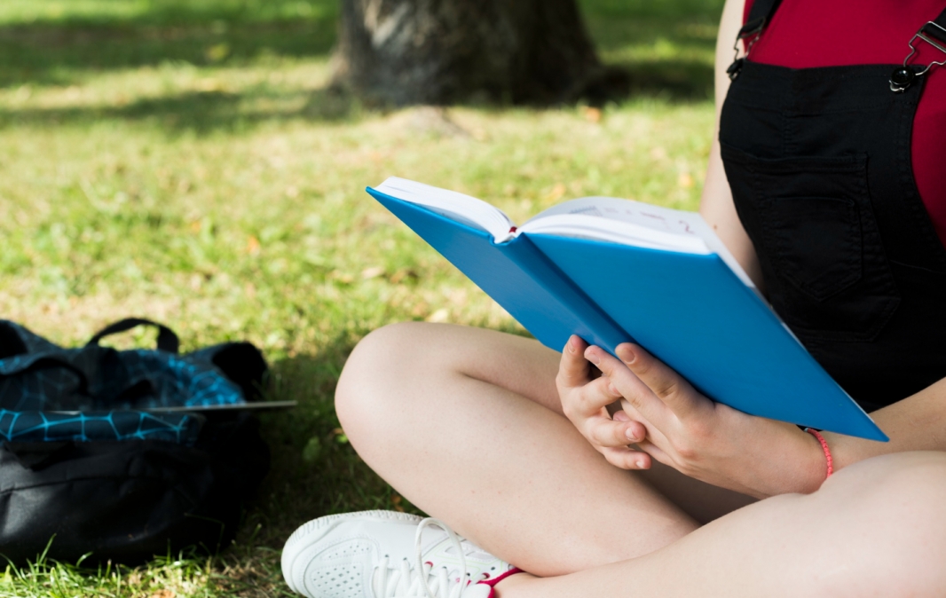 „Parkowe Spotkanie z Książką”: Gmina Iłowa i Biblioteka Kultury organizują literackie wydarzenie z udziałem znanych gości