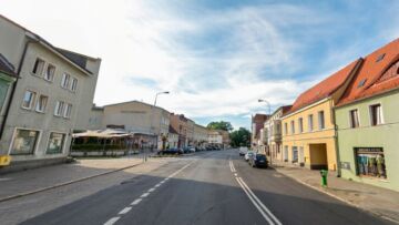 Czarna folia na trawnikach? To przygotowanie rabat
